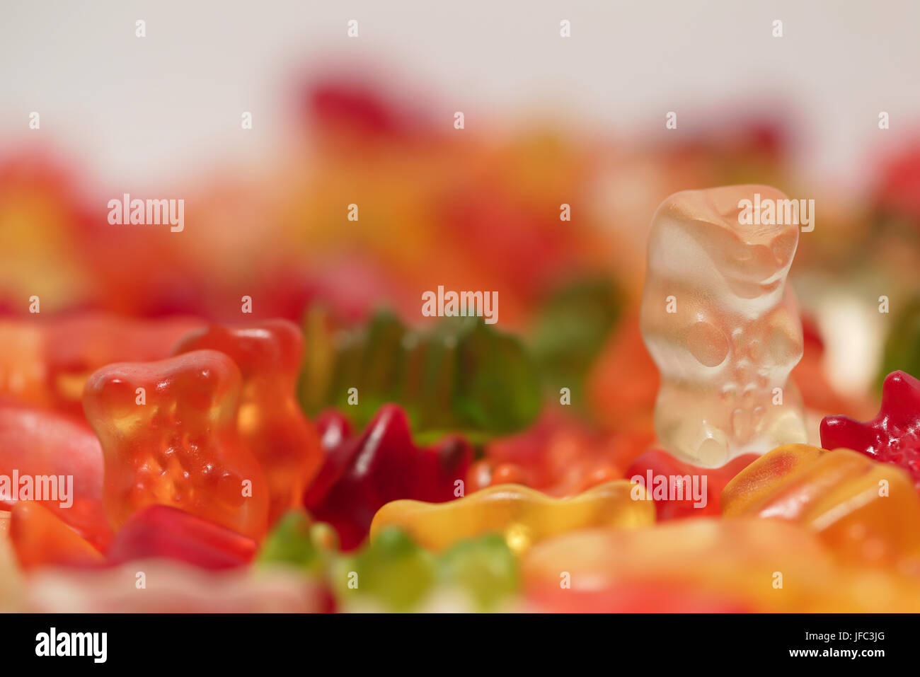 Dolce colorato gummibears giacente su un tavolo Foto Stock