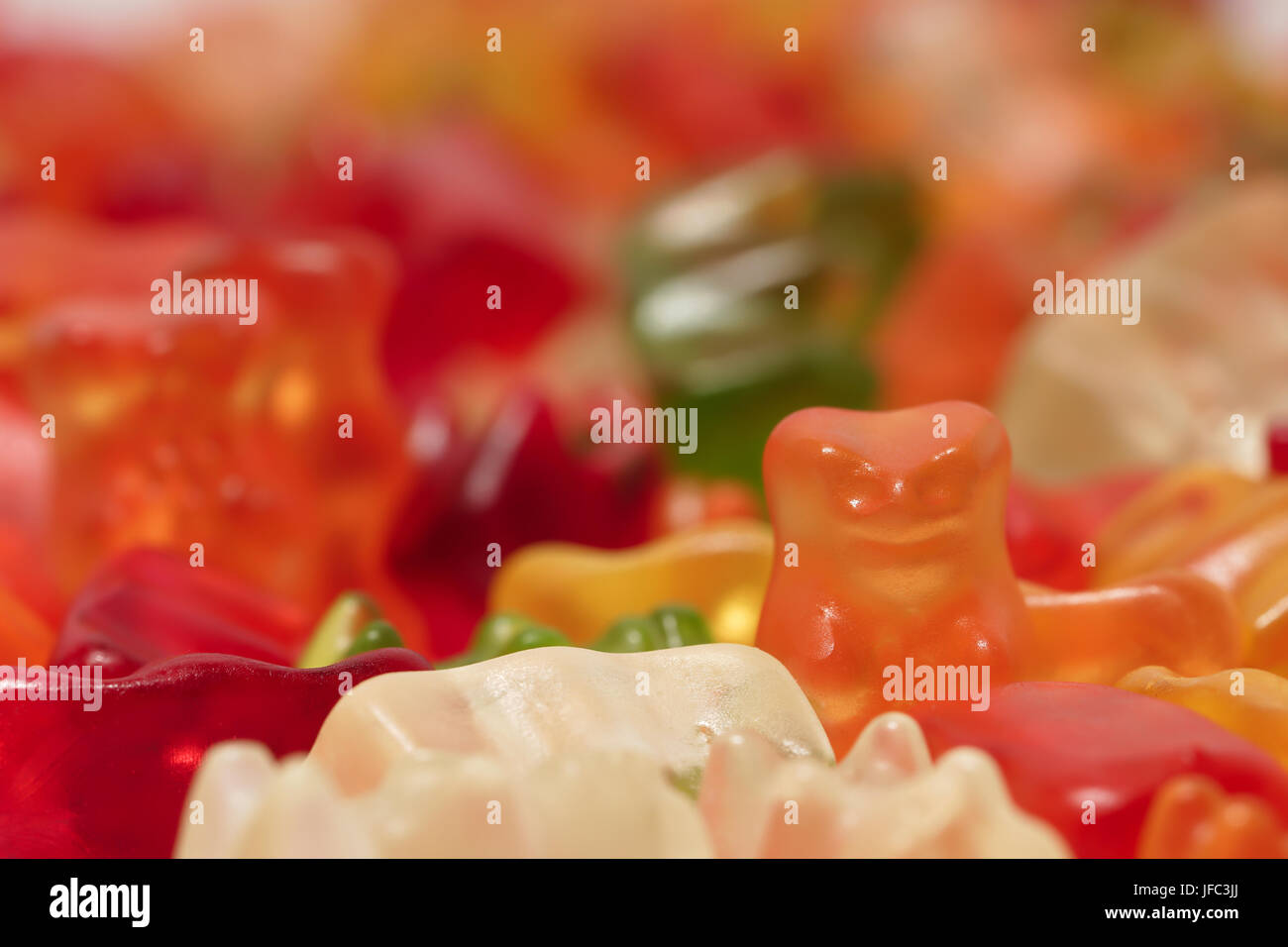 Dolce colorato gummibears giacente su un tavolo Foto Stock