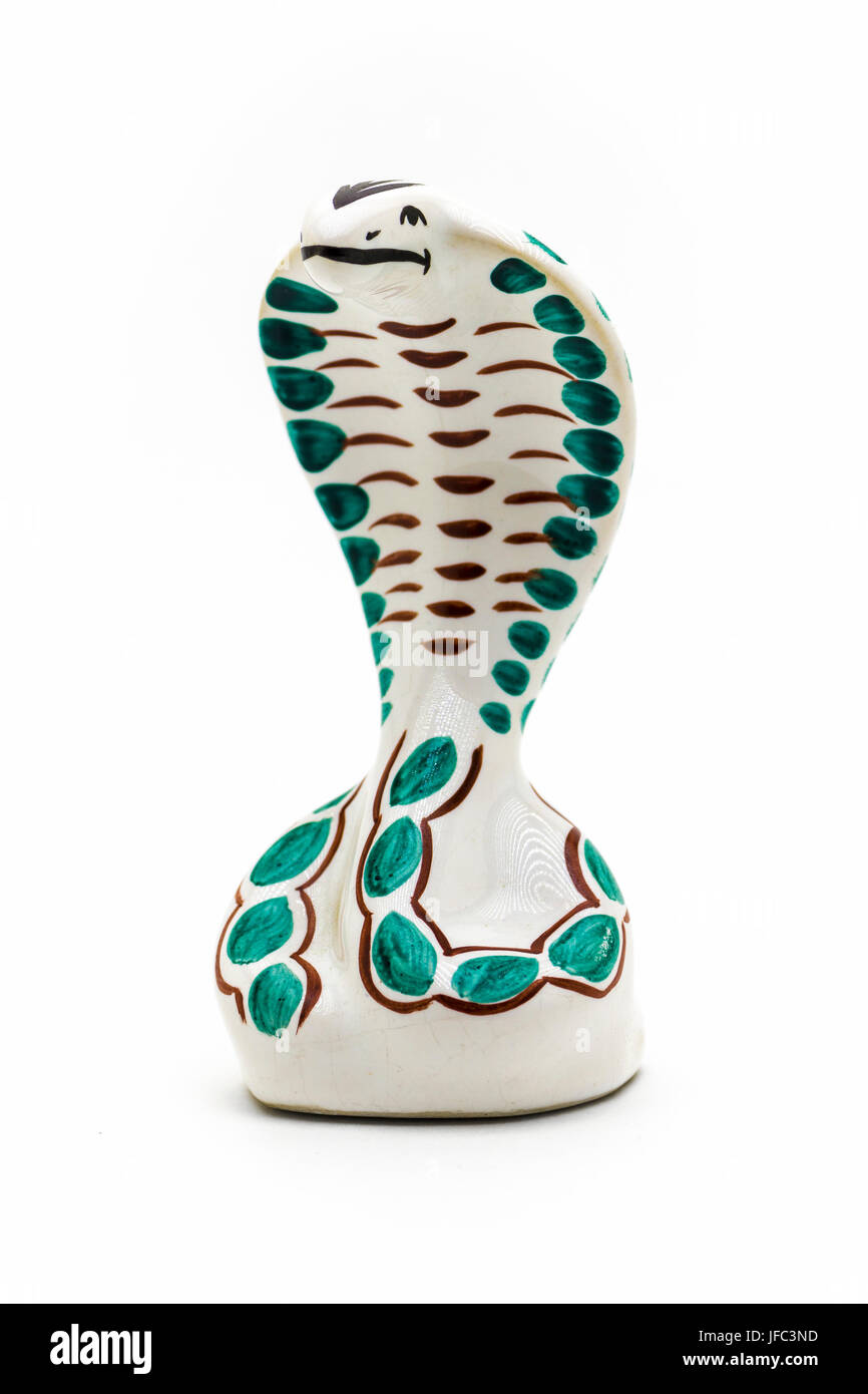 Figurine di porcellana cobra closeup su uno sfondo bianco. Foto Stock
