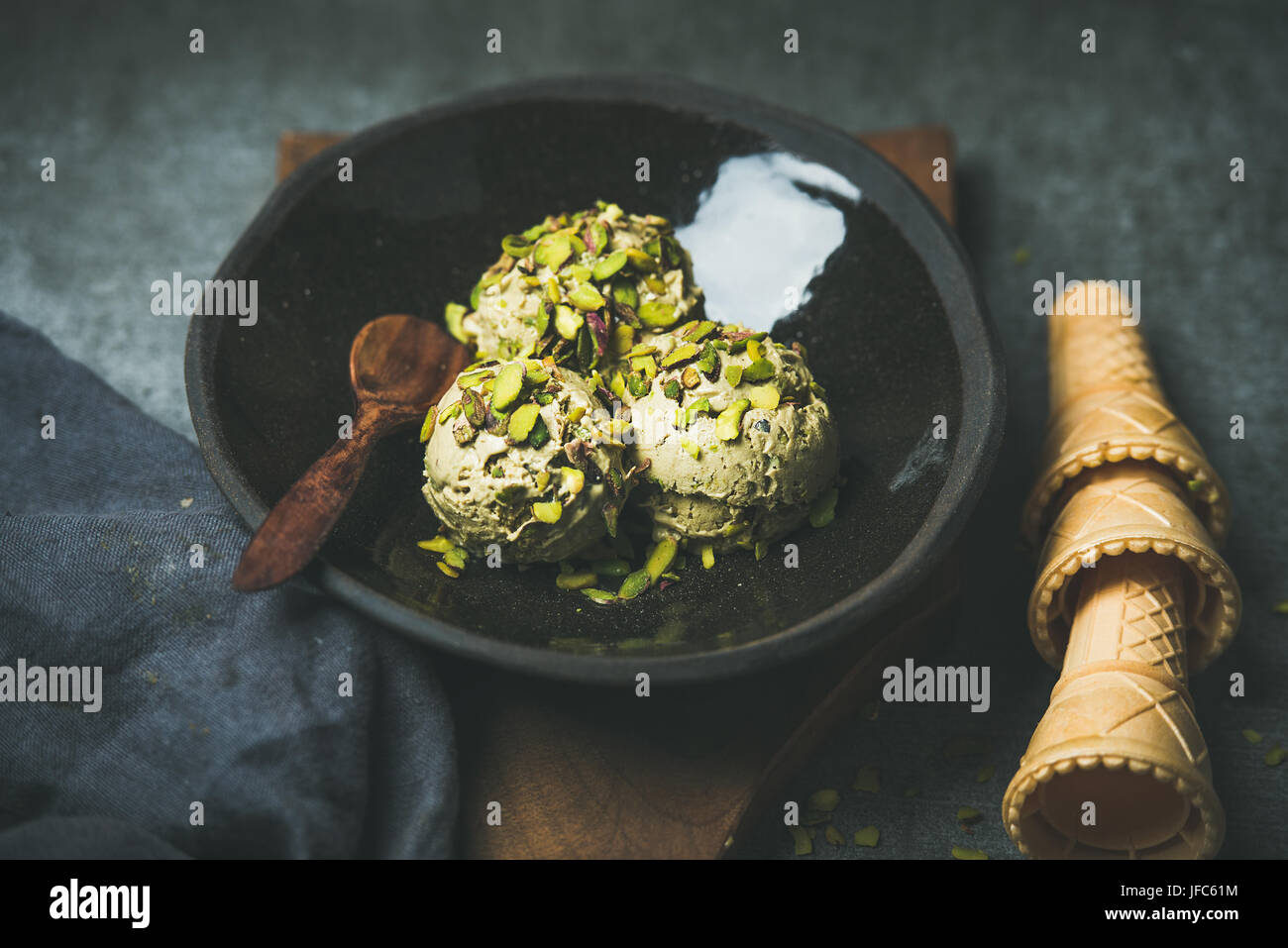 In casa il pistacchio ice cream scoop con i dadi si è schiantato nella piastra Foto Stock