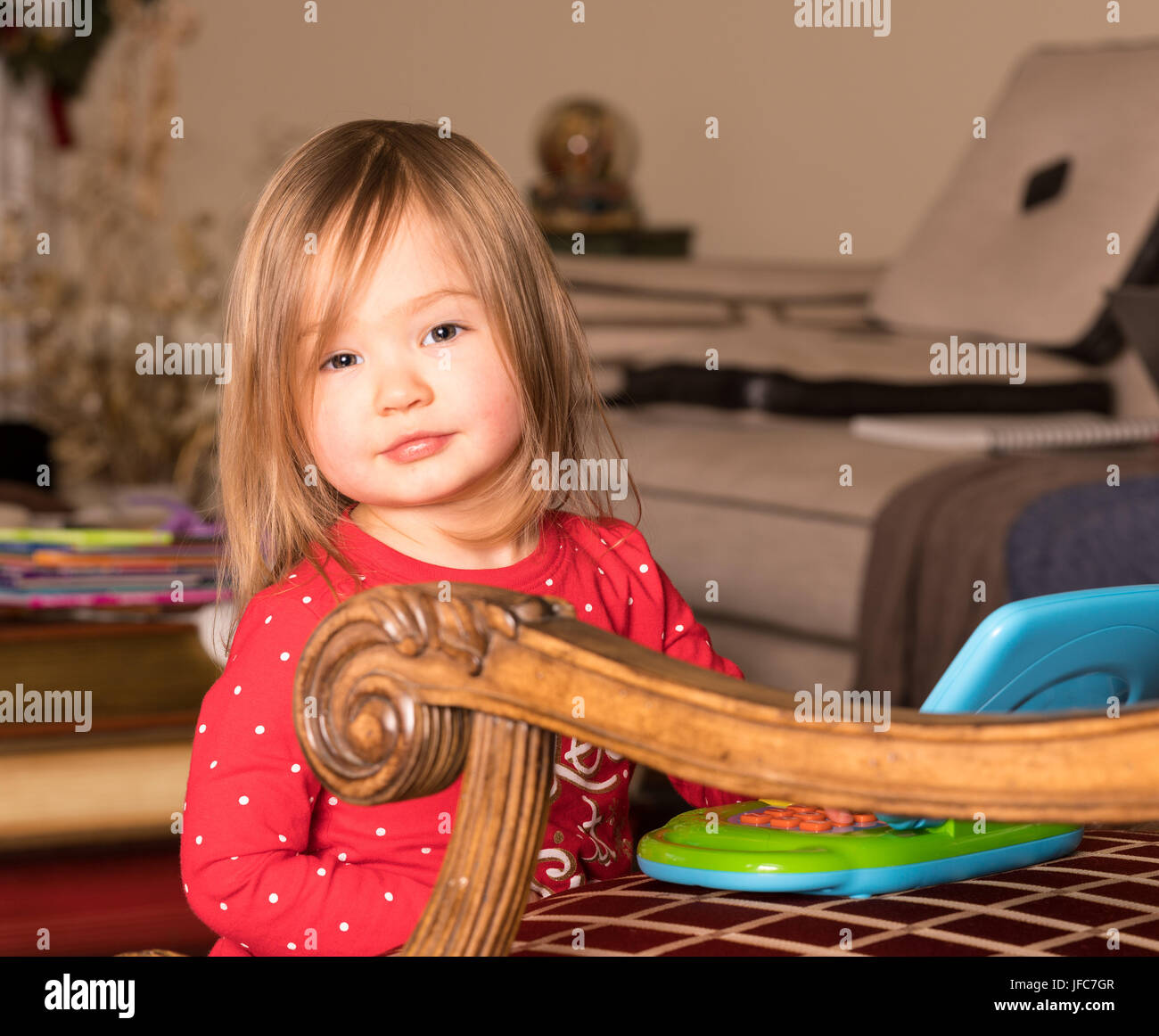 Ragazza giovane bambino gioca con computer giocattolo Foto Stock