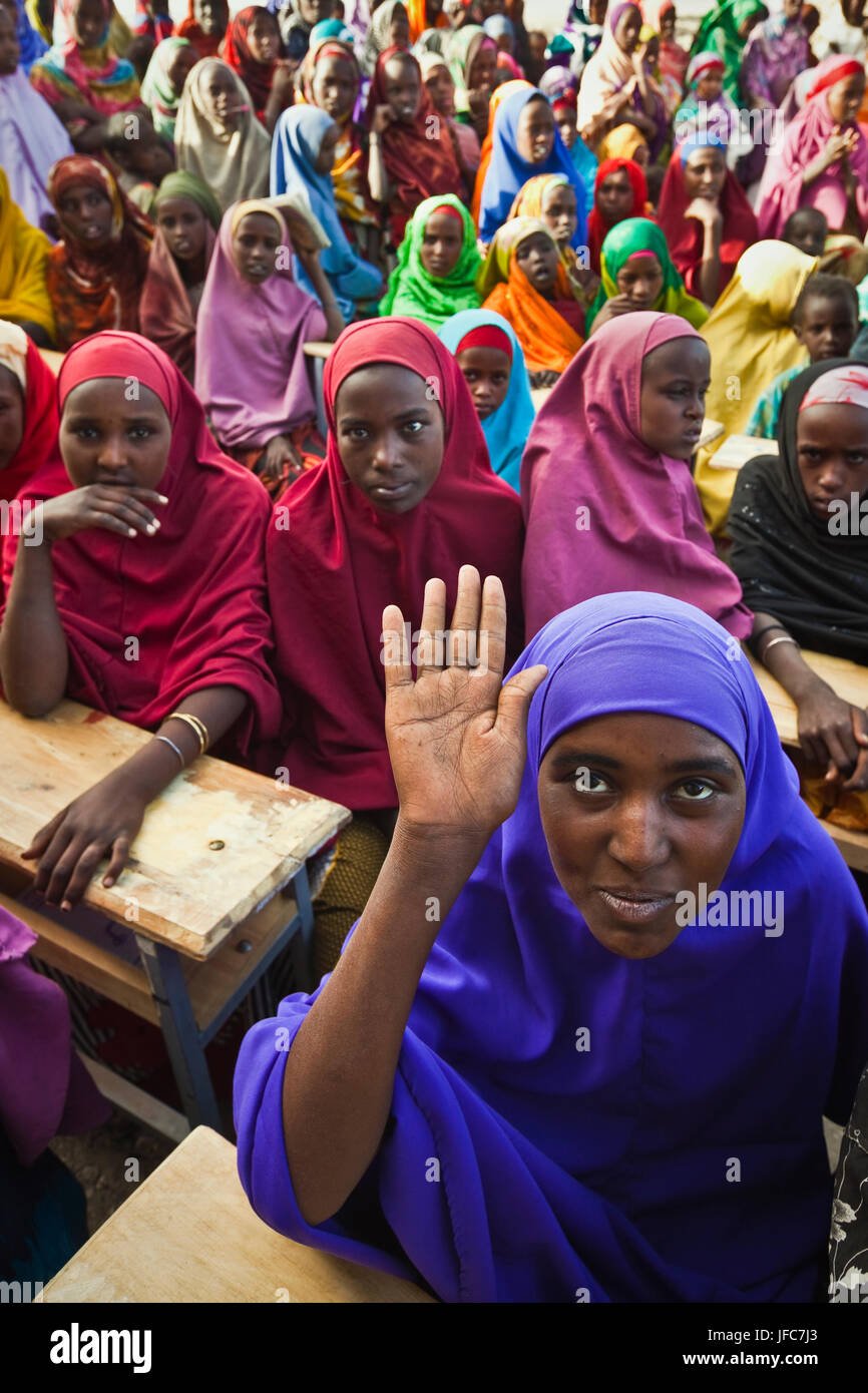 Un gruppo di colorati gli studenti Somali sta partecipando a una classe in un hotel appena costruito la scuola in Hajin, regione somala, Etiopia. Foto Stock