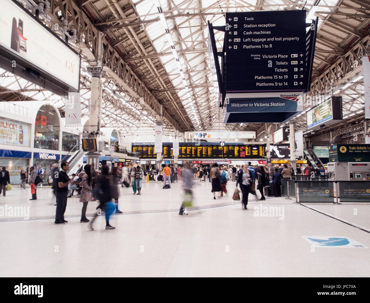 La stazione ferroviaria di Victoria - Londra Foto Stock