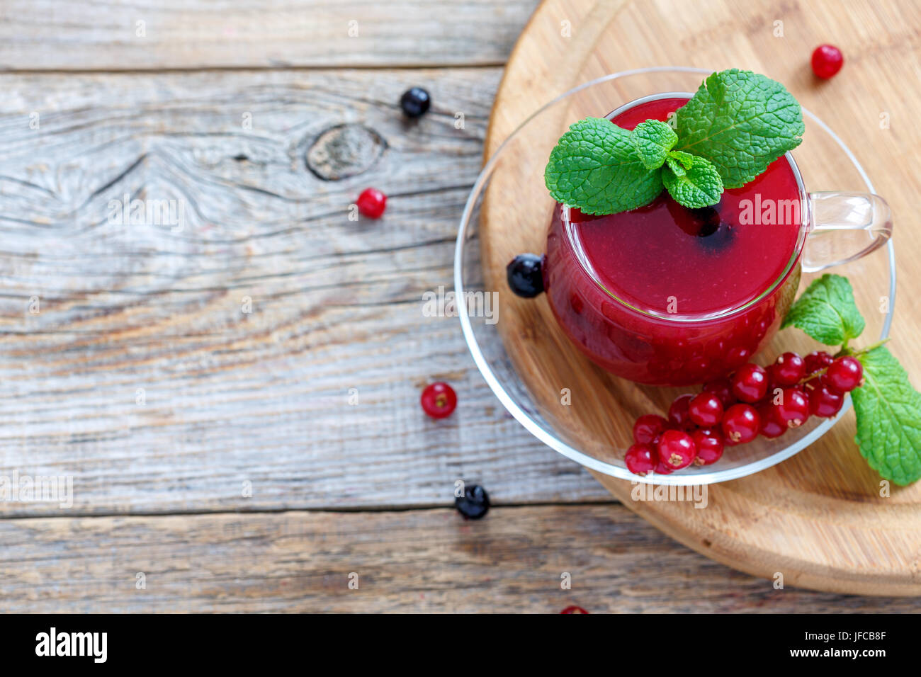Russo kissel di ribes e menta in un bicchiere di vetro. Foto Stock