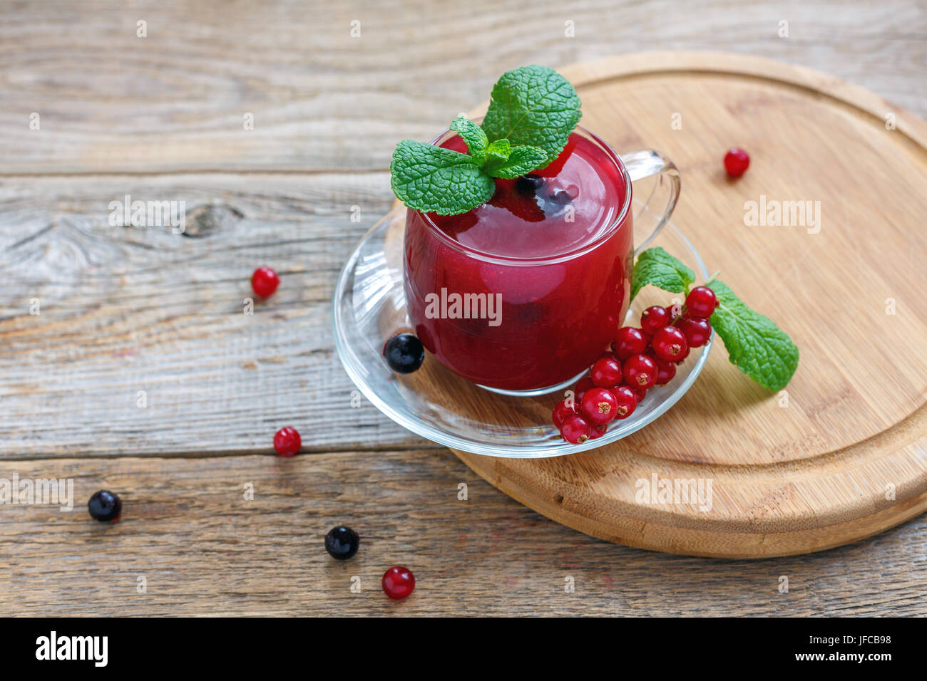 Kissel di ribes rosso e nero e profumato alla menta. Foto Stock