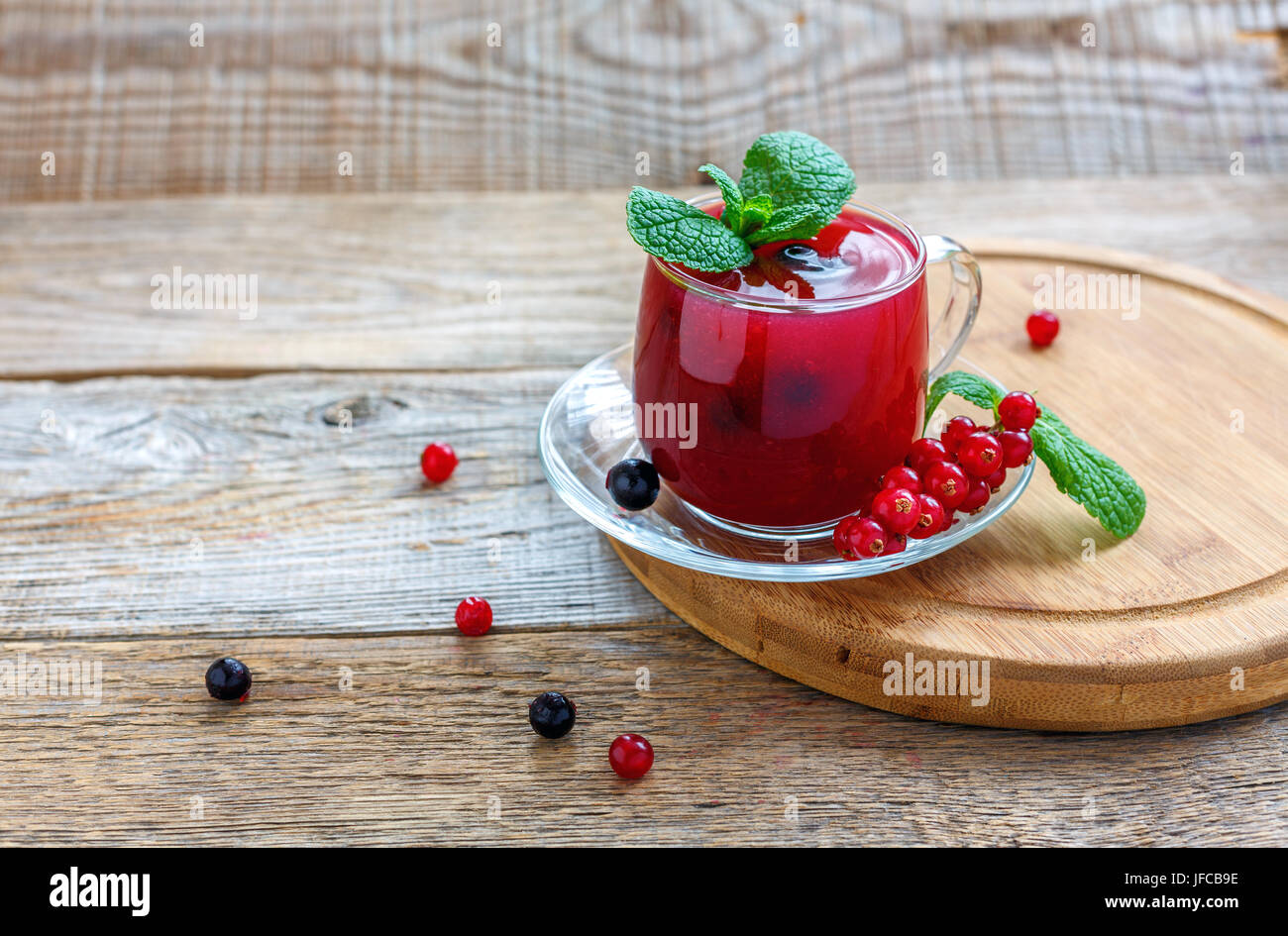 Berry jelly(kissel) nella coppa in vetro e rametto di menta. Foto Stock