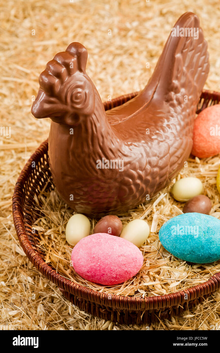 Pasqua gallina di cioccolato e le uova Foto Stock