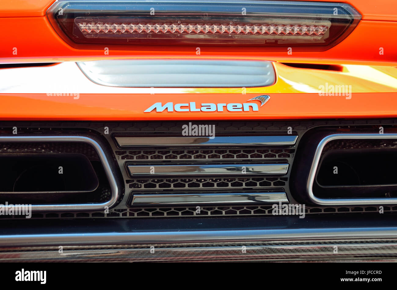 Vista ravvicinata del logo su una McLaren 650S Spider. Foto Stock
