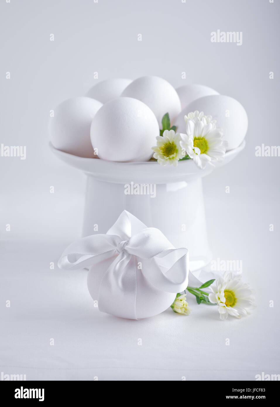 Uovo con fiori. Tempo di Pasqua Foto Stock