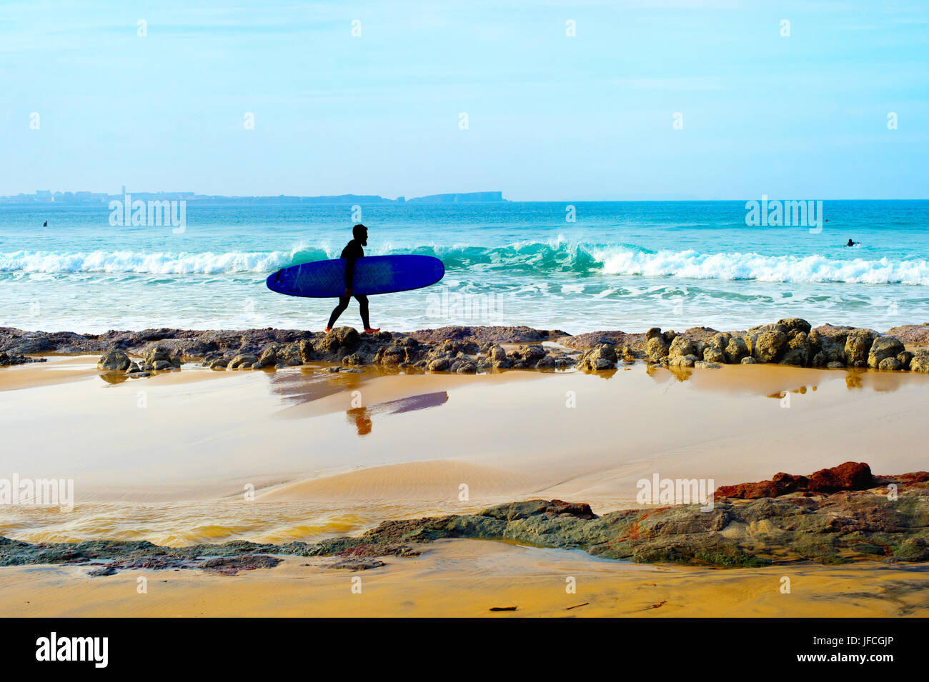 Surfer sulla spiaggia Foto Stock