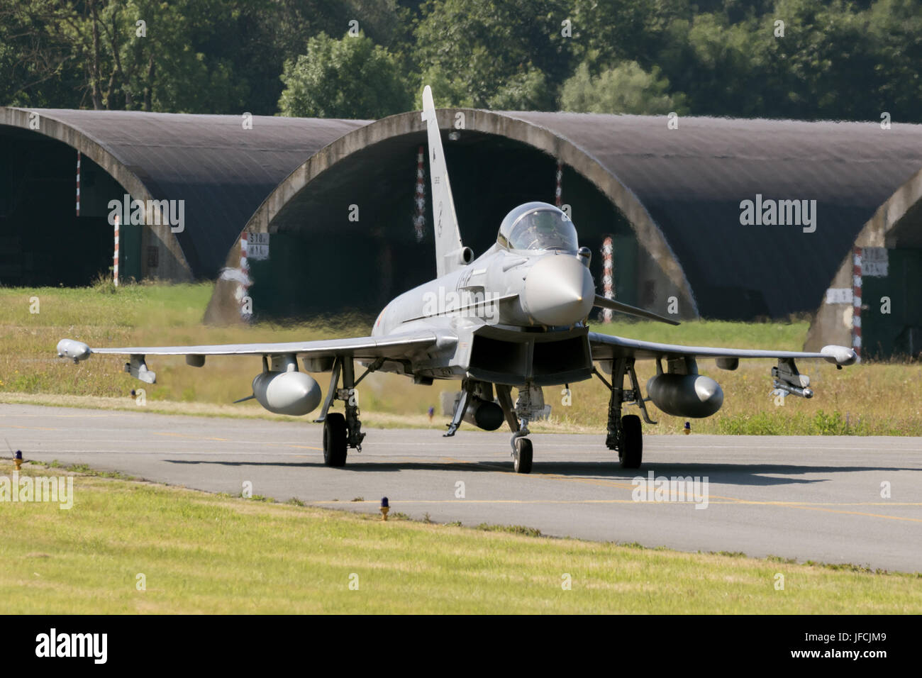 FLORENNES, Belgio - giu 15, 2017: spagnola Air Force Eurofighter Typhoon jet da combattimento in rullaggio verso la pista di decollo e di atterraggio. Foto Stock