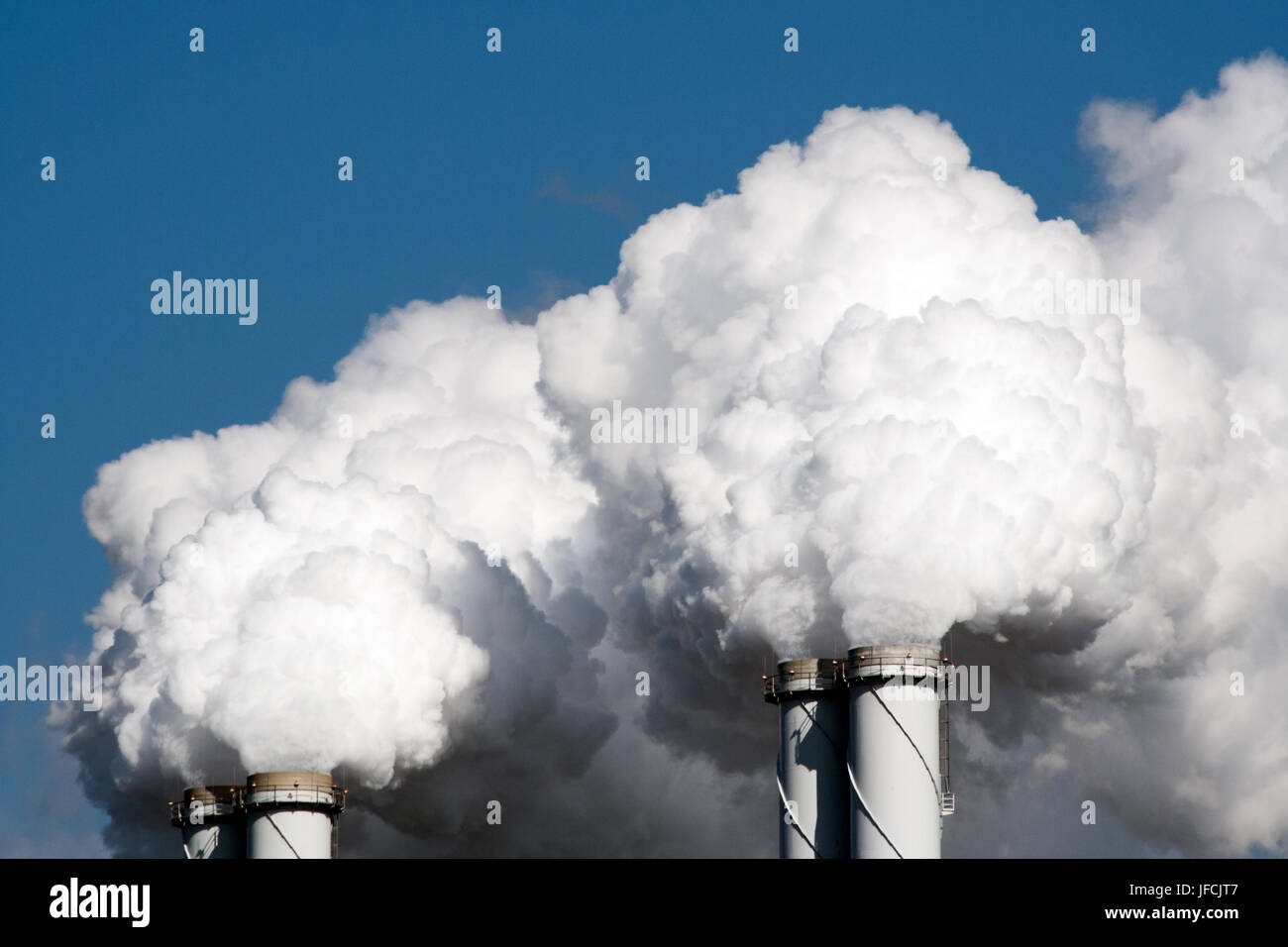 Inquinamento atmosferico da pianta di potere camini. Foto Stock