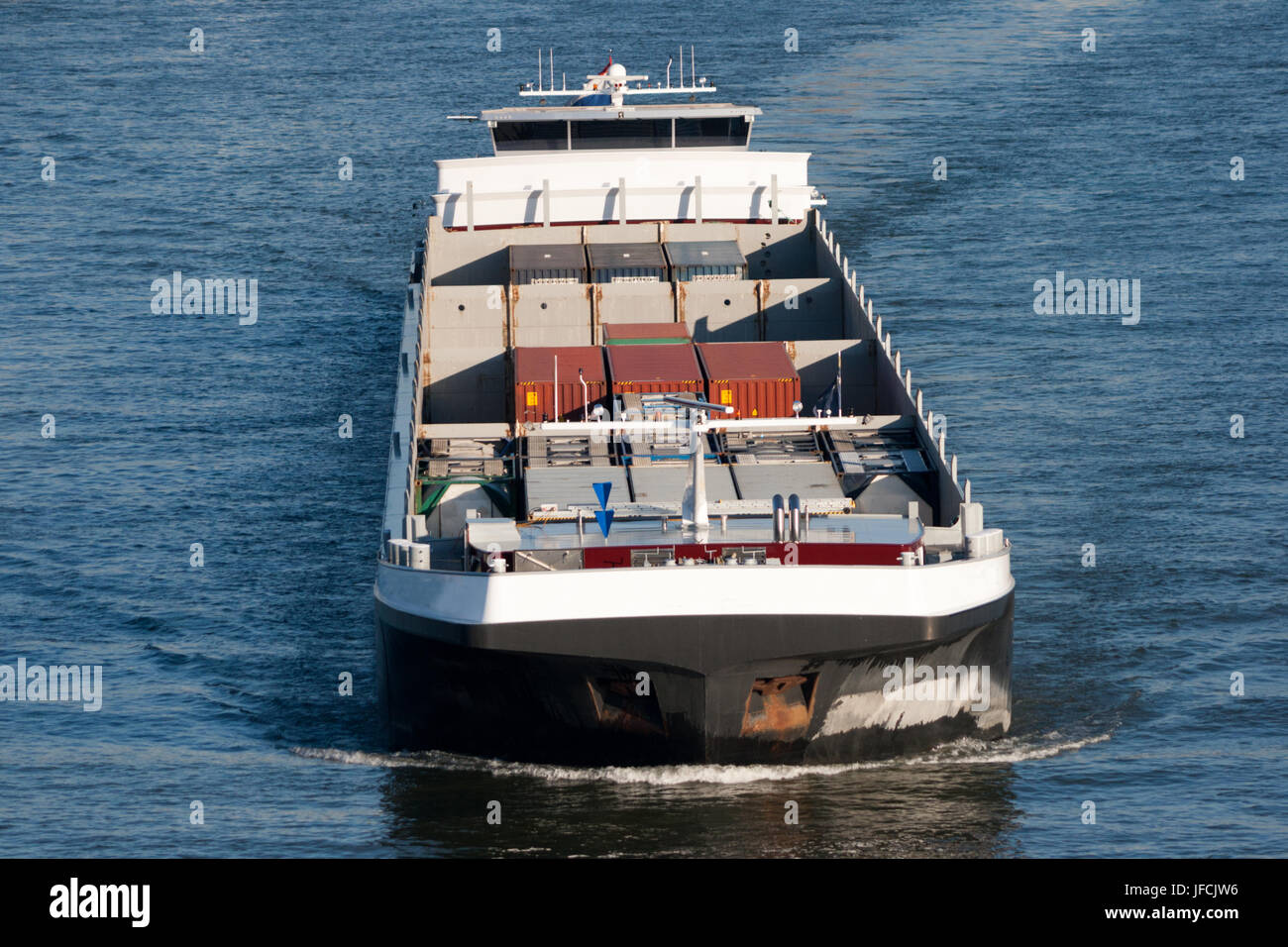 Barge i contenitori di spedizione sul tedesco Rhein river. Foto Stock