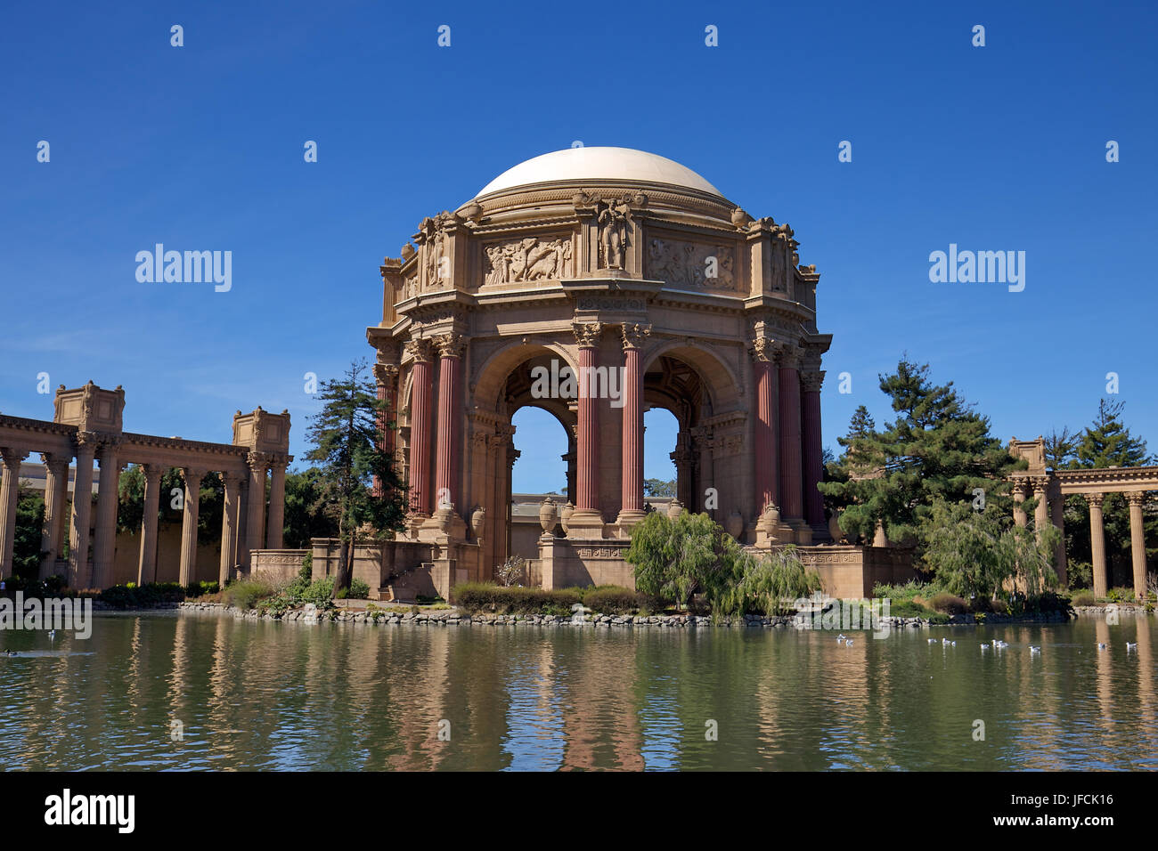 Palazzo delle Belle Arti sotto il sole chiaro cielo blu Foto Stock