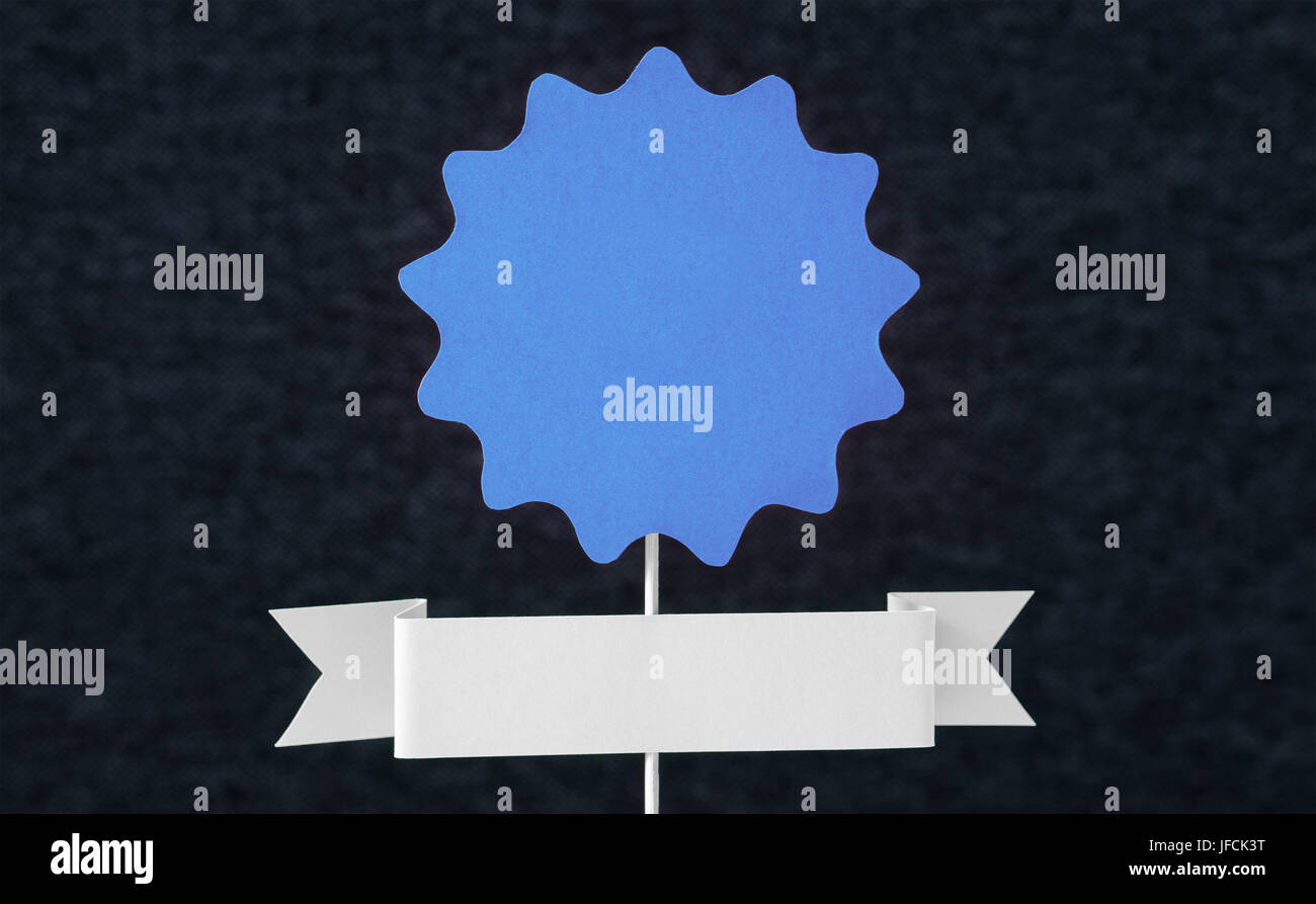 Carta blu segno sul bastone di legno con sfondo scuro. Certificato, badge, guarnizione o banner modello di taglio di cartone per i progettisti. La copia in bianco lo spazio. Foto Stock