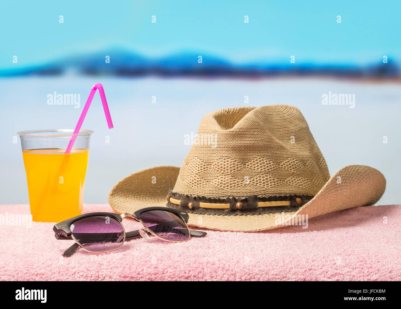Estate vendita o offrono lo sfondo per la pubblicità. Quadrato bianco della carta su carta asciugamano con occhiali da sole giallo e cocktail di benvenuto. Foto Stock