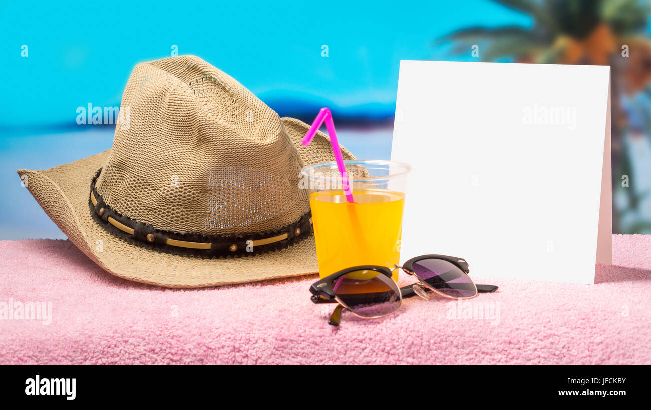 Estate vendita o offrono lo sfondo per la pubblicità. Quadrato bianco della carta su carta asciugamano con occhiali da sole giallo e cocktail di benvenuto. Foto Stock