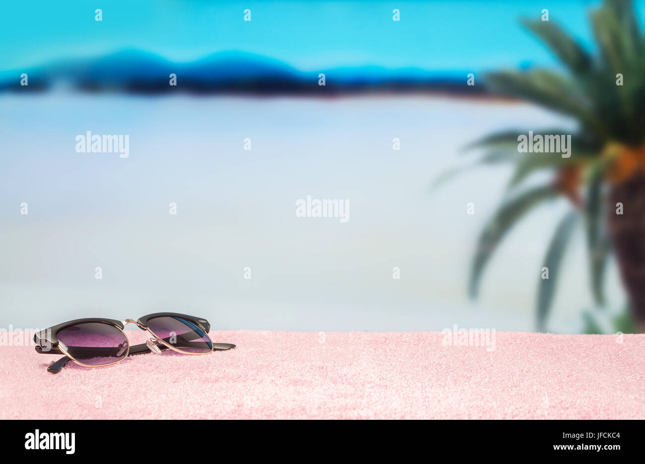 Paradise Vacanze con sfondo giallo cocktail su occhiali da sole sulla spiaggia. Perfetto per l'estate di vendita e di offrire promozione della campagna. Foto Stock