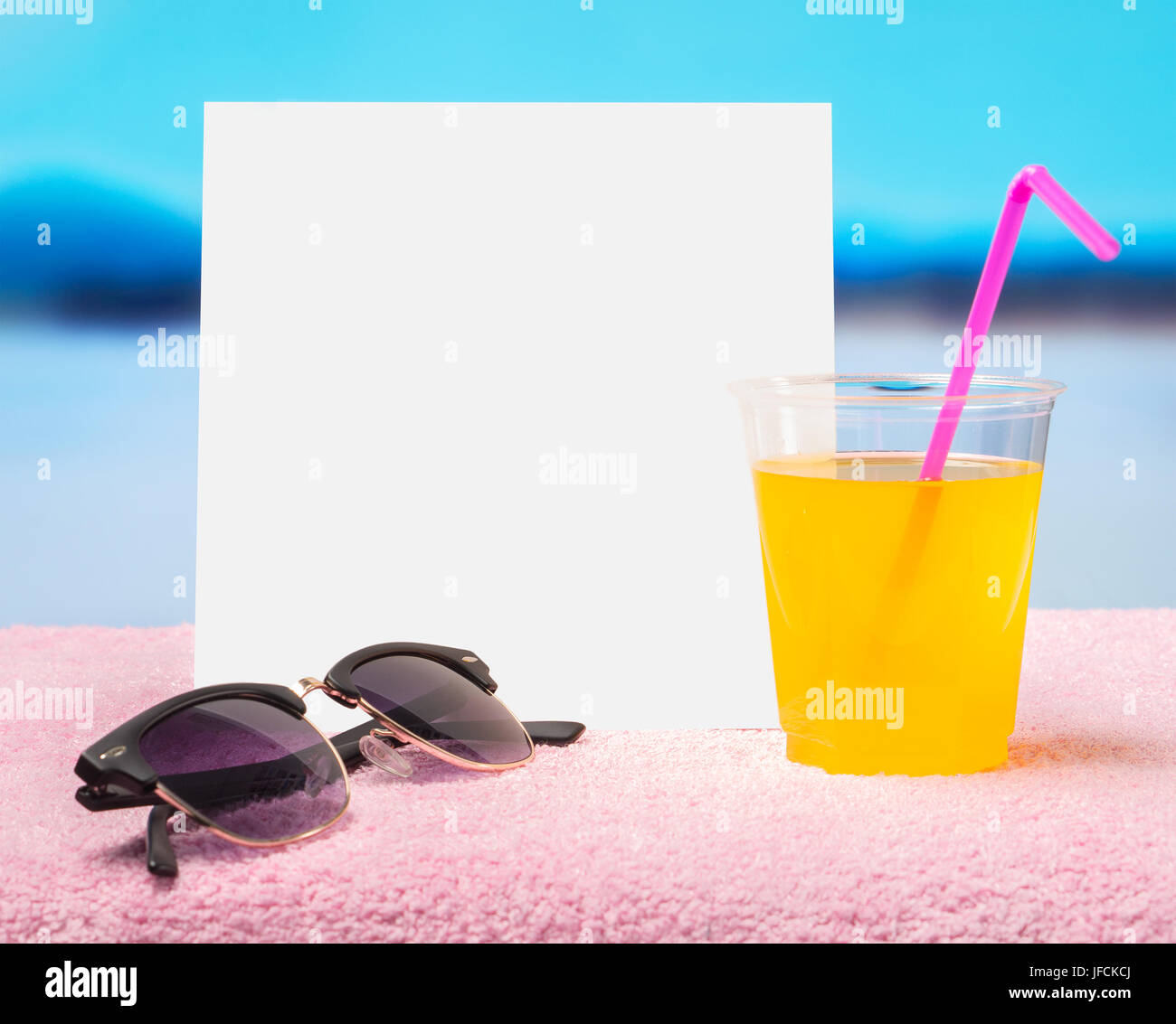 Estate vendita o offrono lo sfondo per la pubblicità. Quadrato bianco della carta su carta asciugamano con occhiali da sole giallo e cocktail di benvenuto. Foto Stock