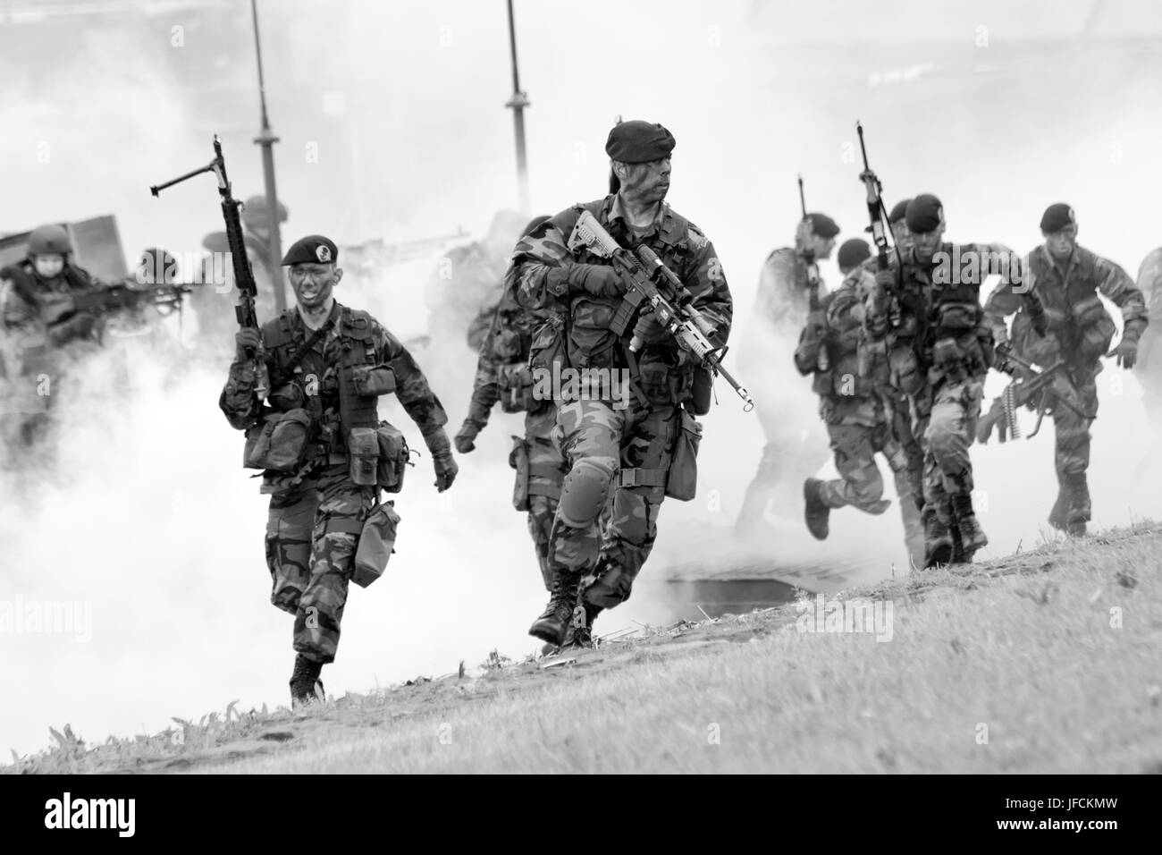 DEN Helder, Paesi Bassi - 23 giugno: Olandese Marinesdisembark una landing craft durante un assalto anfibio demo durante la marina olandese giorni il 23 giugno Foto Stock