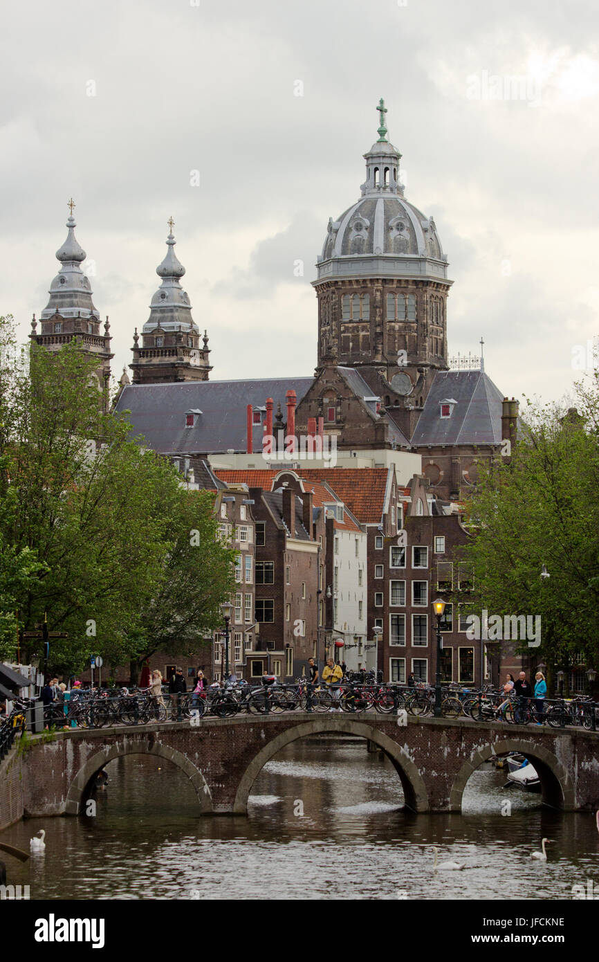 AMSTERDAM, OLANDA-luglio 27: Canal e il ponte sulla luglio 27, 2012 in Amsterdam. È conosciuta come la Venezia del Nord, la sua cinghia sul canale è stato infine aggiunto a th Foto Stock AMSTERDAM, OLANDA-luglio 27: Canal e il ponte sulla luglio 27, 2012 in Amsterdam. È conosciuta come la Venezia del Nord, la sua cinghia sul canale è stato infine aggiunto a th Foto Stock