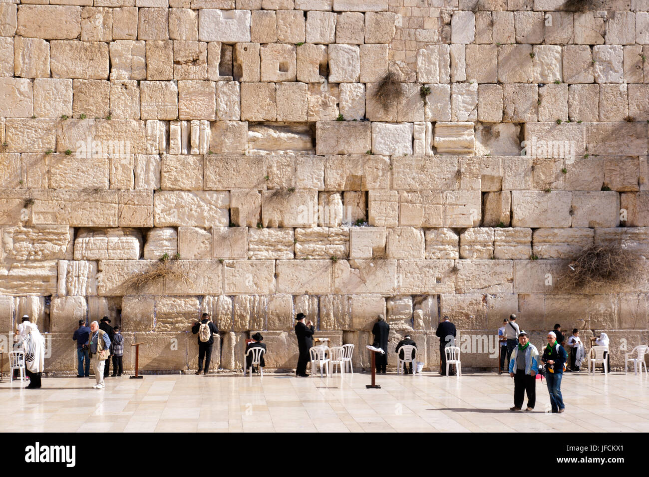 Ebrea ortodossa adoratori di pregare presso il Muro del Pianto a Gerusalemme Foto Stock