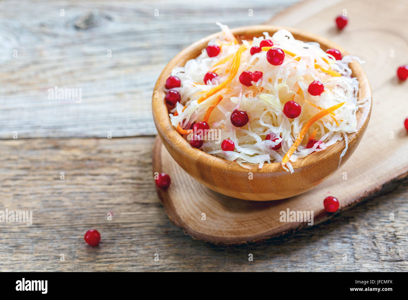 Ciotola con crauti e cranberry. Foto Stock