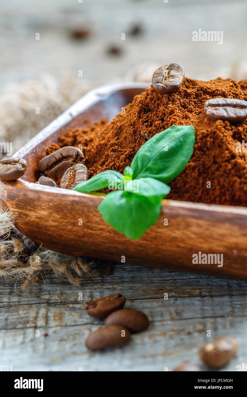 Ciotola con il caffè macinato e menta closeup. Foto Stock