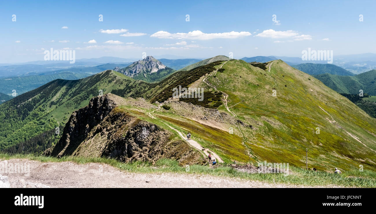 Panorama di mala Krivanska Fatra mountain range con hromove, steny, poludnovy grun, stoh, velky rozsutec e maly rozsutec collina dalla collina chleb summi Foto Stock
