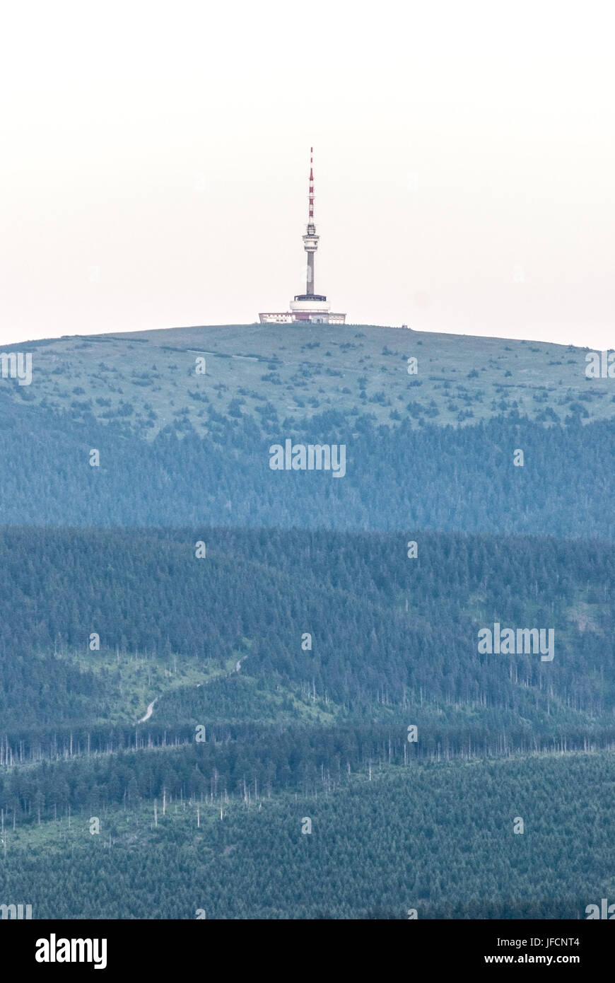 Praded collina con torre di comunicazione da cervena hora colle di Hruby Jesenik montagne durante il crepuscolo Foto Stock