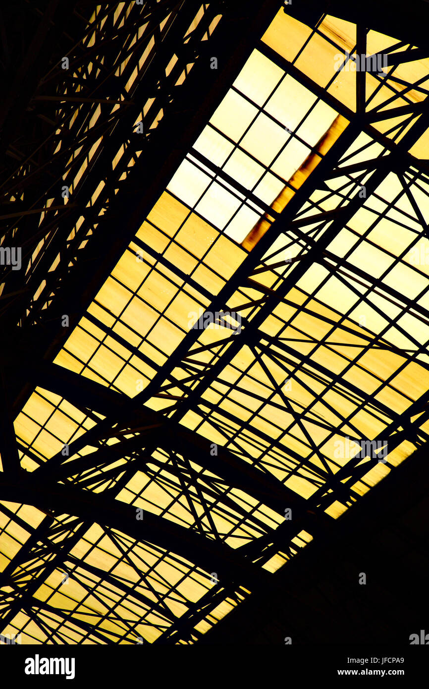 Soffitto con lucernario finestra del vecchio edificio industriale Foto Stock