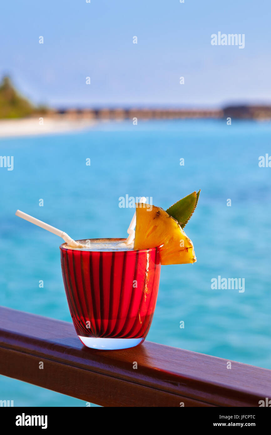 Cocktail di frutta sulla spiaggia delle Maldive Foto Stock