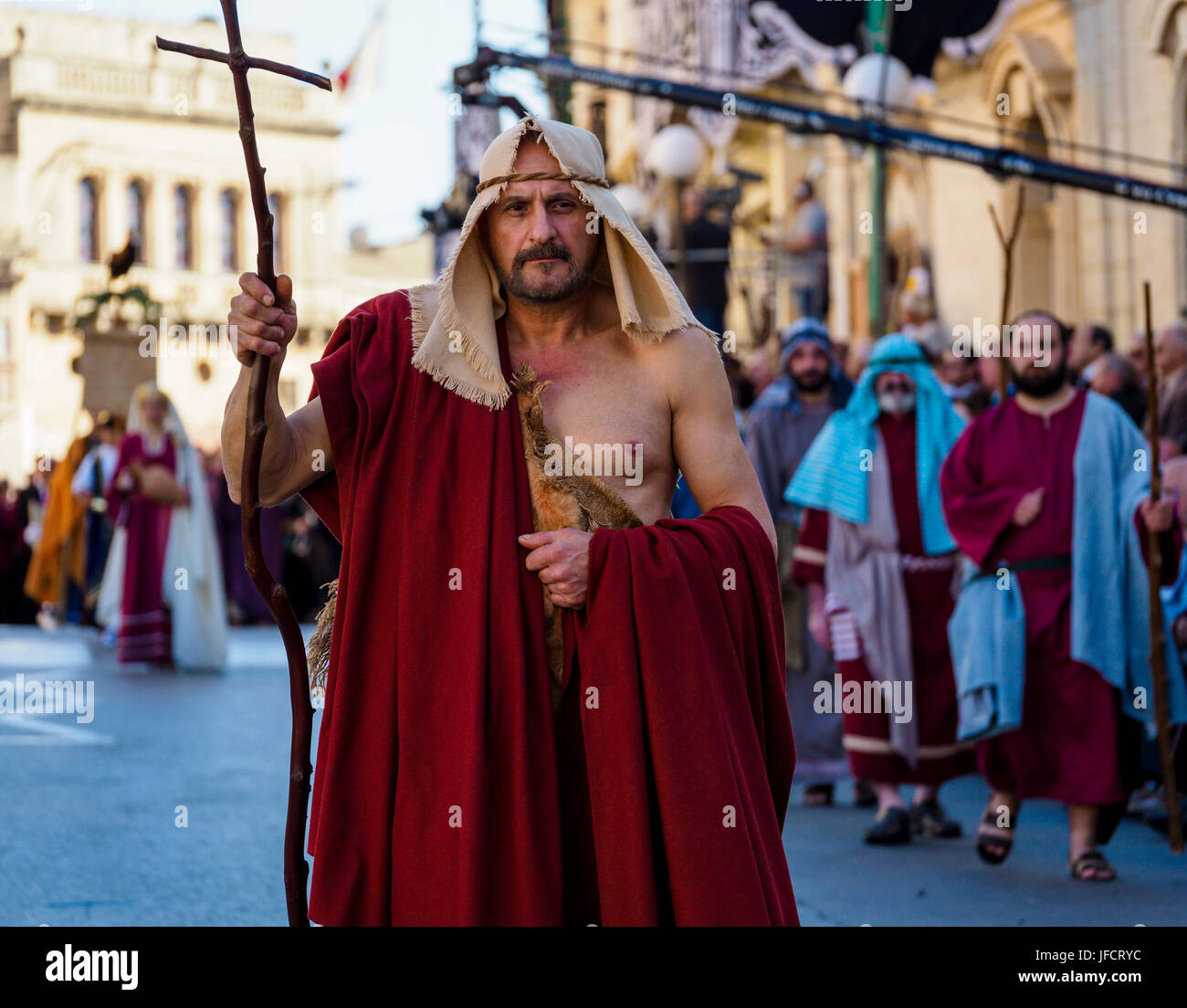 Gli abitanti della città di Zejtun / Malta aveva loro tradizionale processione del Venerdì santo / chiesa religiosa sfilano davanti a loro la Chiesa Foto Stock