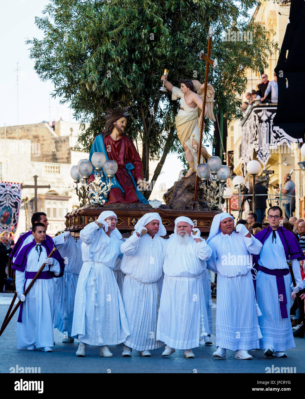 Gli abitanti della città di Zejtun / Malta aveva loro tradizionale processione del Venerdì santo / chiesa religiosa sfilano davanti a loro la Chiesa Foto Stock