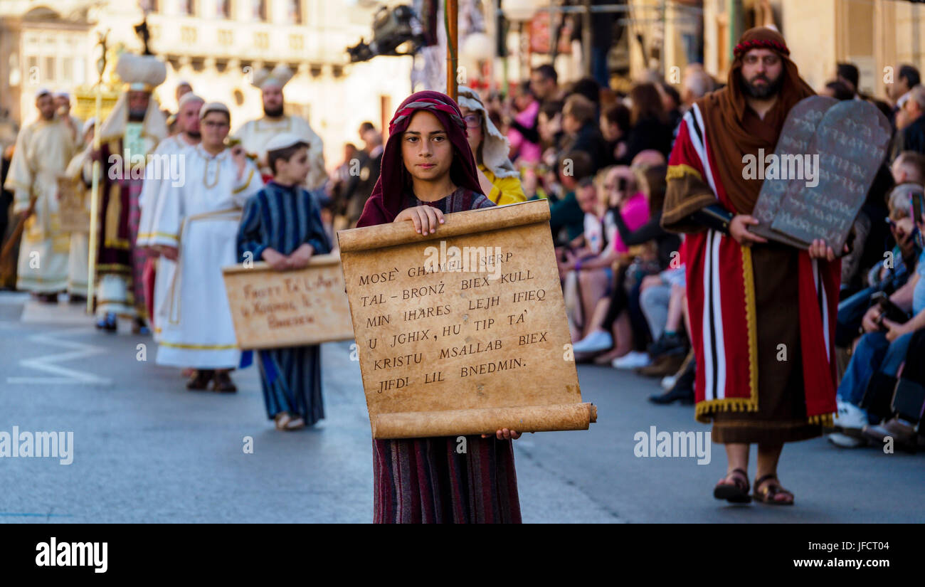 Gli abitanti della città di Zejtun / Malta aveva loro tradizionale processione del Venerdì santo / chiesa religiosa sfilano davanti a loro la Chiesa Foto Stock