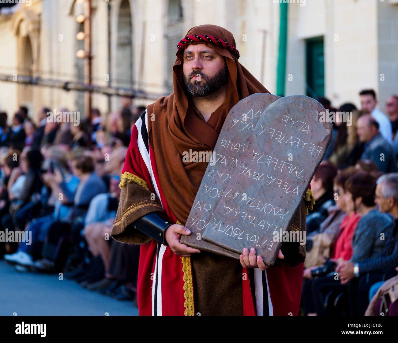 Gli abitanti della città di Zejtun / Malta aveva loro tradizionale processione del Venerdì santo / chiesa religiosa sfilano davanti a loro la Chiesa Foto Stock