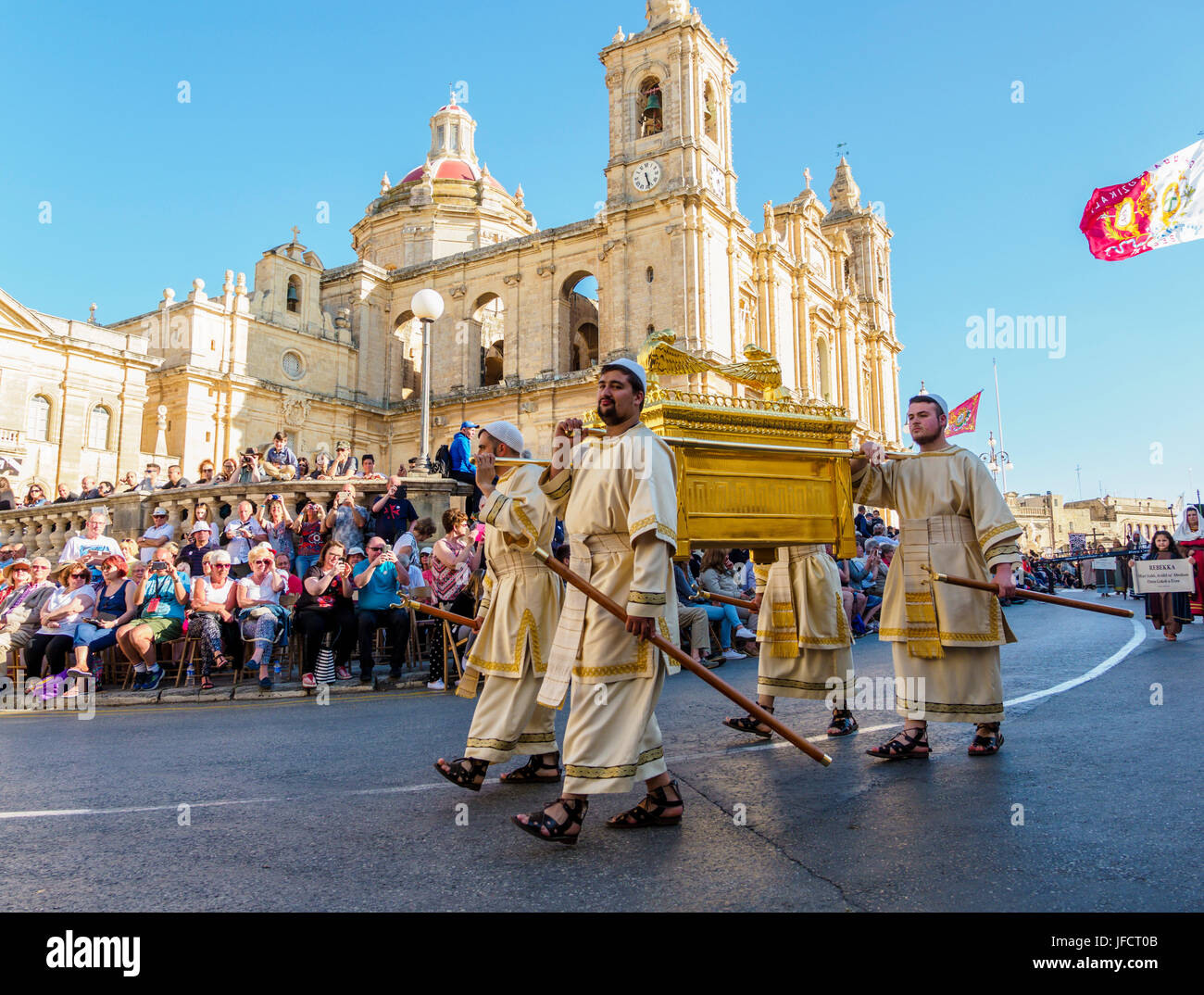 Gli abitanti della città di Zejtun / Malta aveva loro tradizionale processione del Venerdì santo / chiesa religiosa sfilano davanti a loro la Chiesa Foto Stock