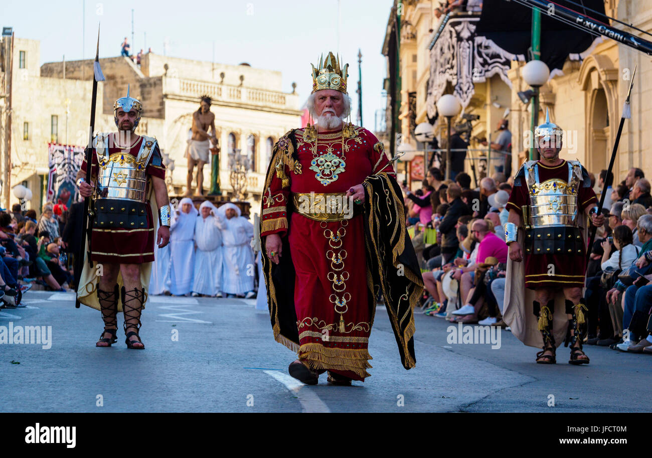 Gli abitanti della città di Zejtun / Malta aveva loro tradizionale processione del Venerdì santo / chiesa religiosa sfilano davanti a loro la Chiesa Foto Stock