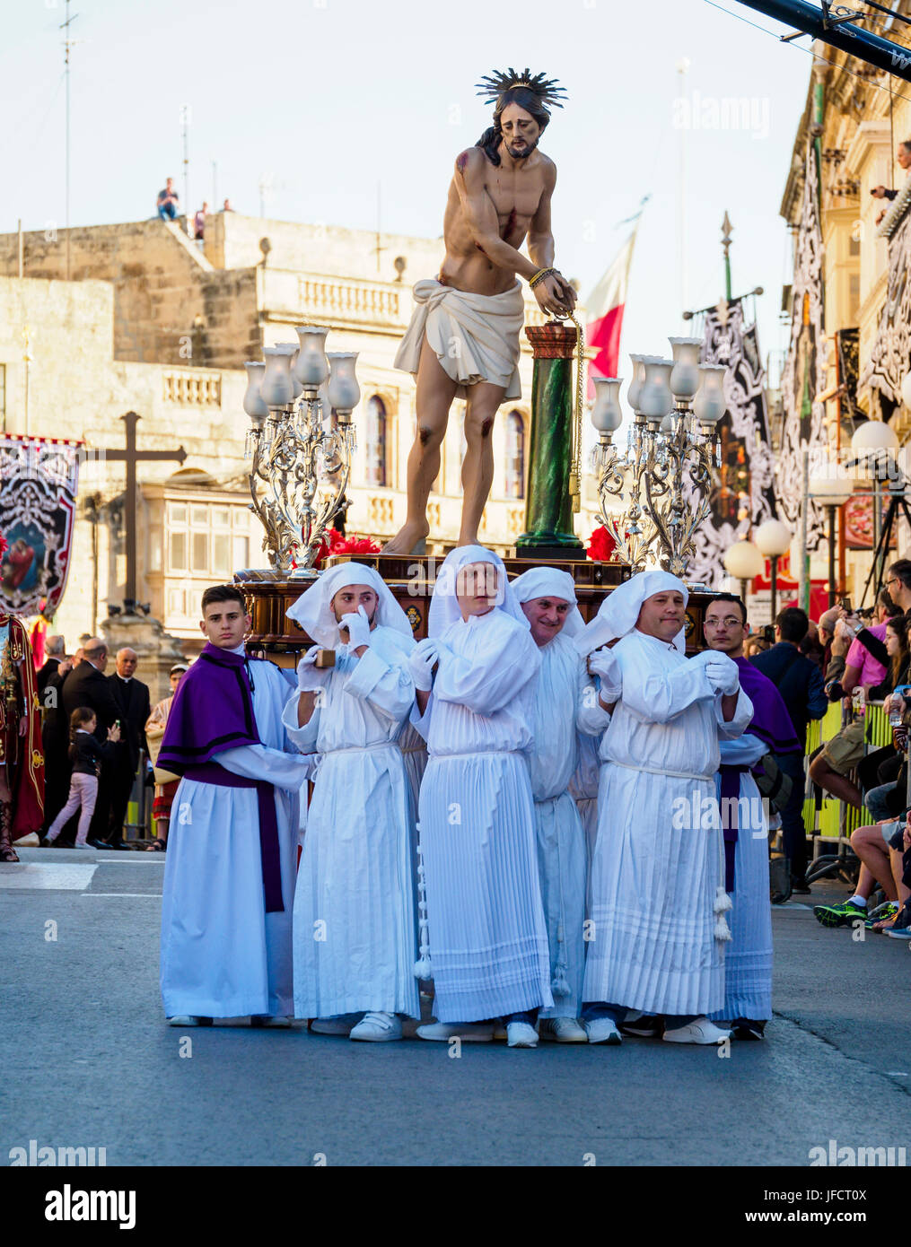 Gli abitanti della città di Zejtun / Malta aveva loro tradizionale processione del Venerdì santo / chiesa religiosa sfilano davanti a loro la Chiesa Foto Stock