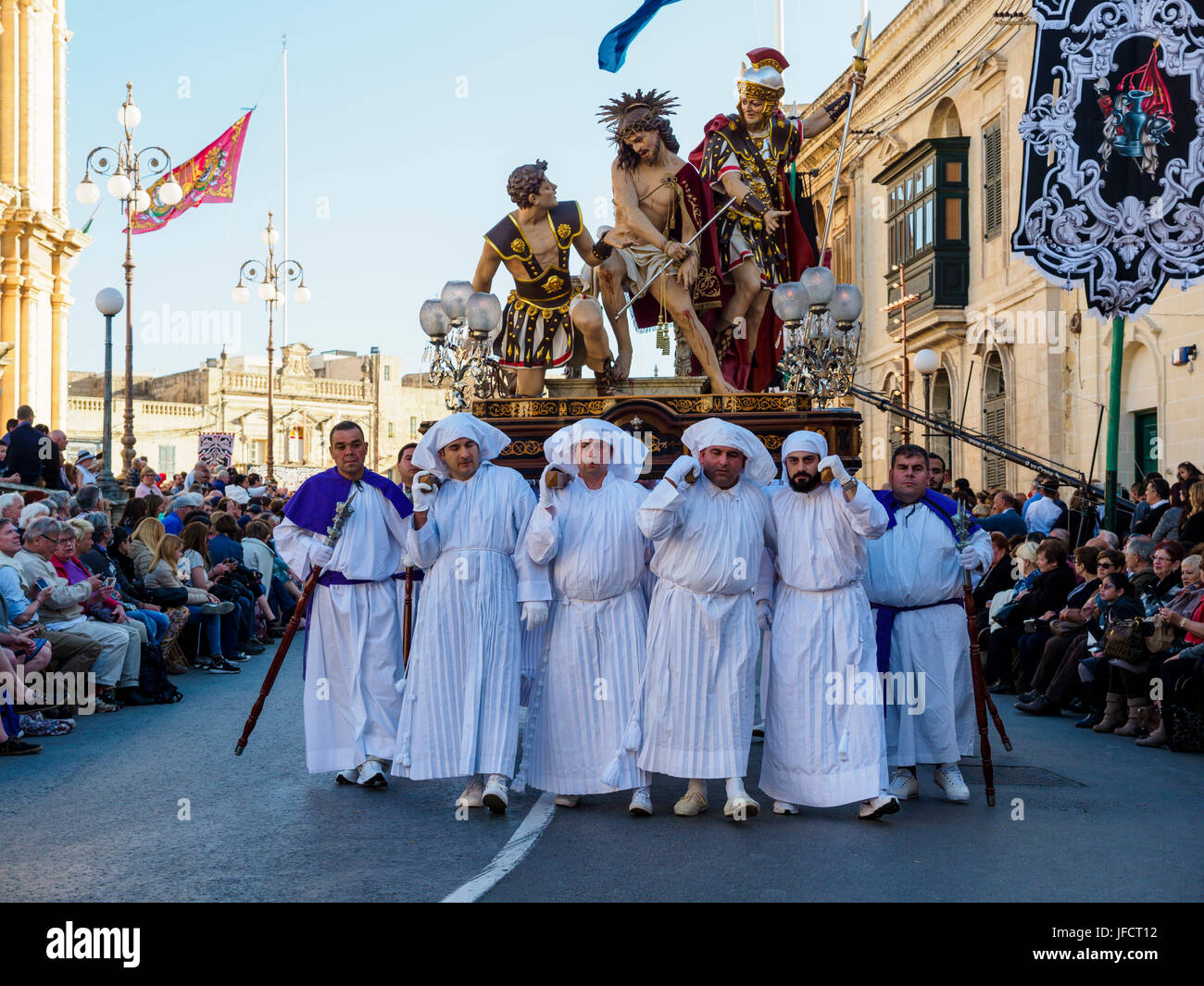 Gli abitanti della città di Zejtun / Malta aveva loro tradizionale processione del Venerdì santo / chiesa religiosa sfilano davanti a loro la Chiesa Foto Stock