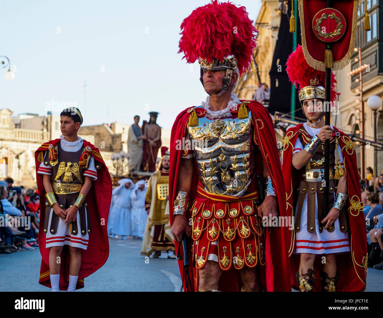 Abitanti di Zejtun / Malta aveva loro tradizionale processione del Venerdì santo di fronte alla loro chiesa, alcuni di loro vestiti come legionari romani Foto Stock