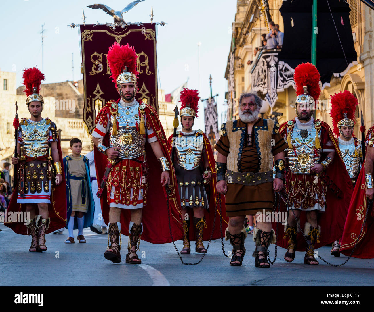 Abitanti di Zejtun / Malta aveva loro tradizionale processione del Venerdì santo di fronte alla loro chiesa, alcuni di loro vestiti come legionari romani Foto Stock