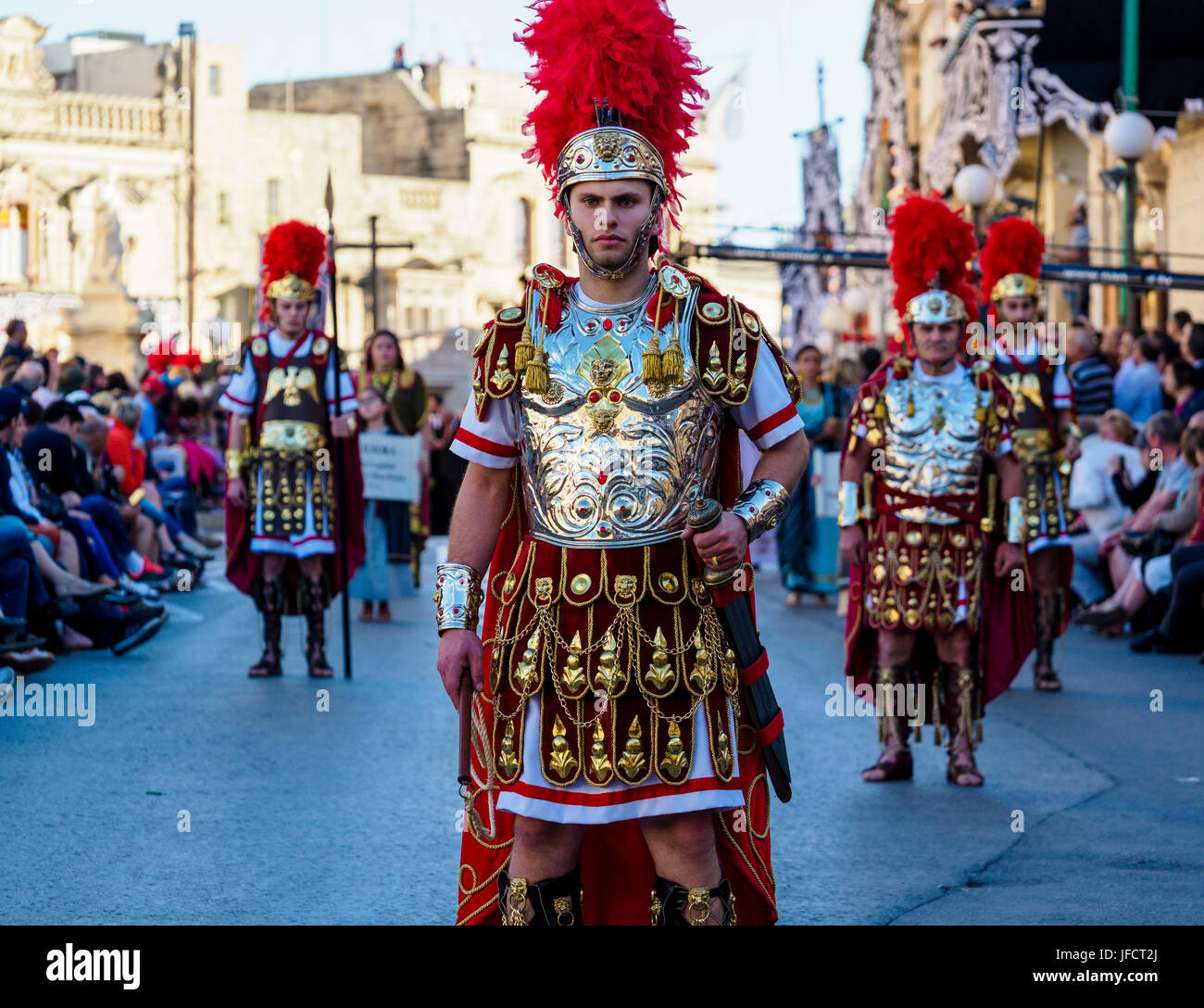 Abitanti di Zejtun / Malta aveva loro tradizionale processione del Venerdì santo di fronte alla loro chiesa, alcuni di loro vestiti come legionari romani Foto Stock