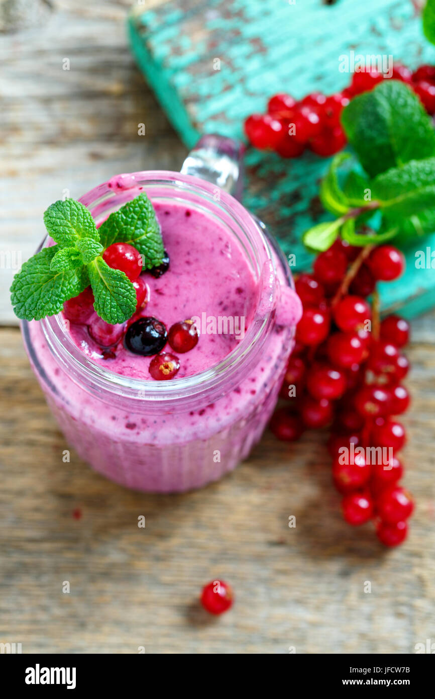 Frullato di frutti di bosco per il benessere e di uno stile di vita sano. Foto Stock