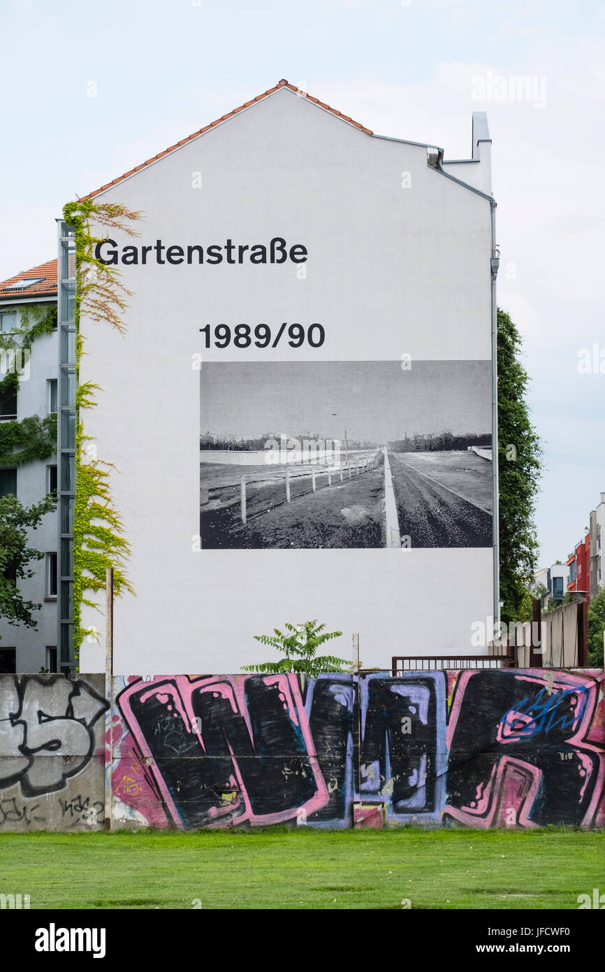 Murale dipinto su appartamento edificio storico che mostra vista del muro di Berlino presso il Memorial Park a Bernauer Strasse a Berlino, Germania Foto Stock