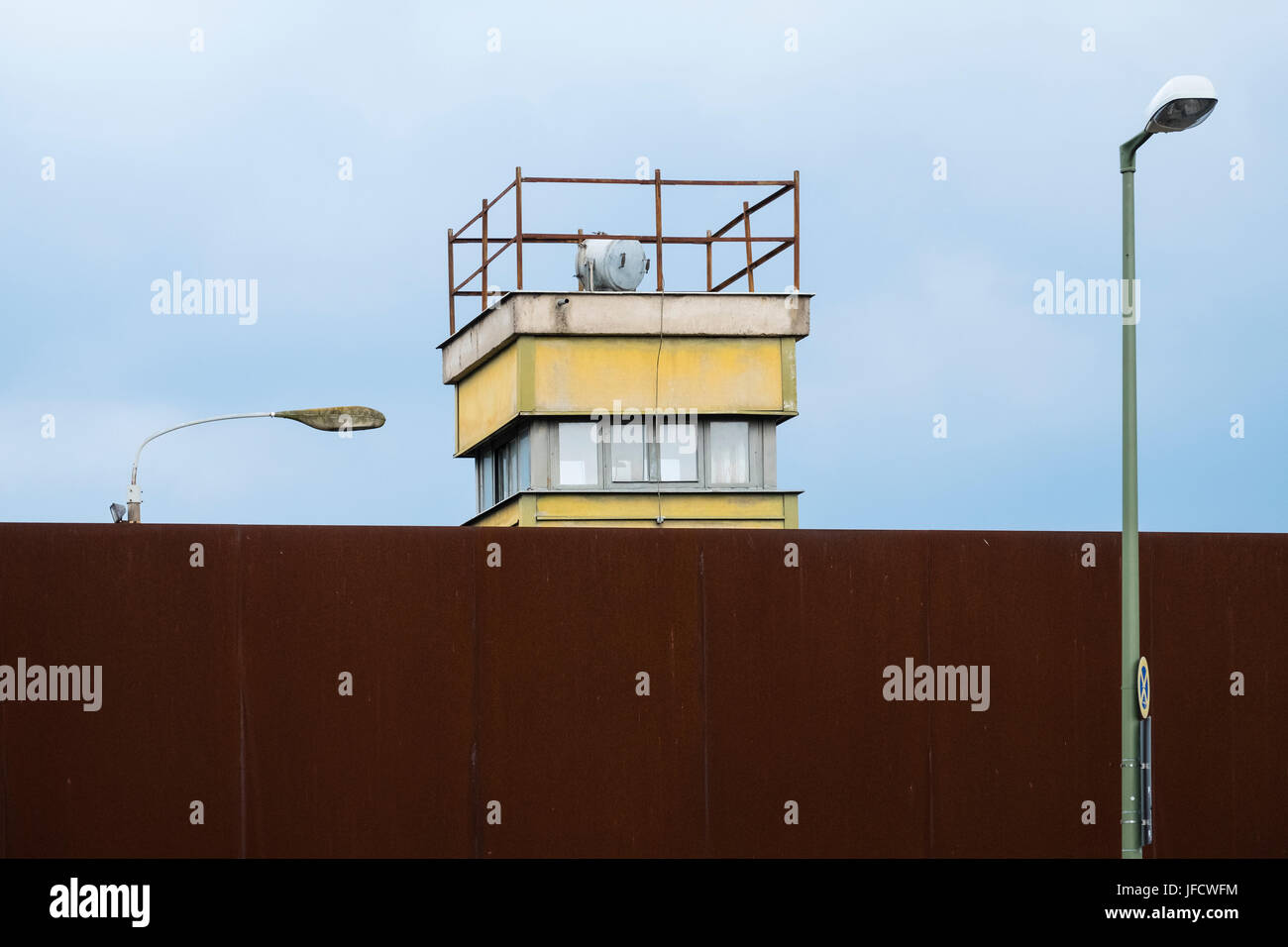 Ricostruzione dell'ex muro di Berlino in zona della morte con torre di avvistamento al Memoriale del Muro di Berlino park a Bernauer Strasse a Berlino, Germania Foto Stock