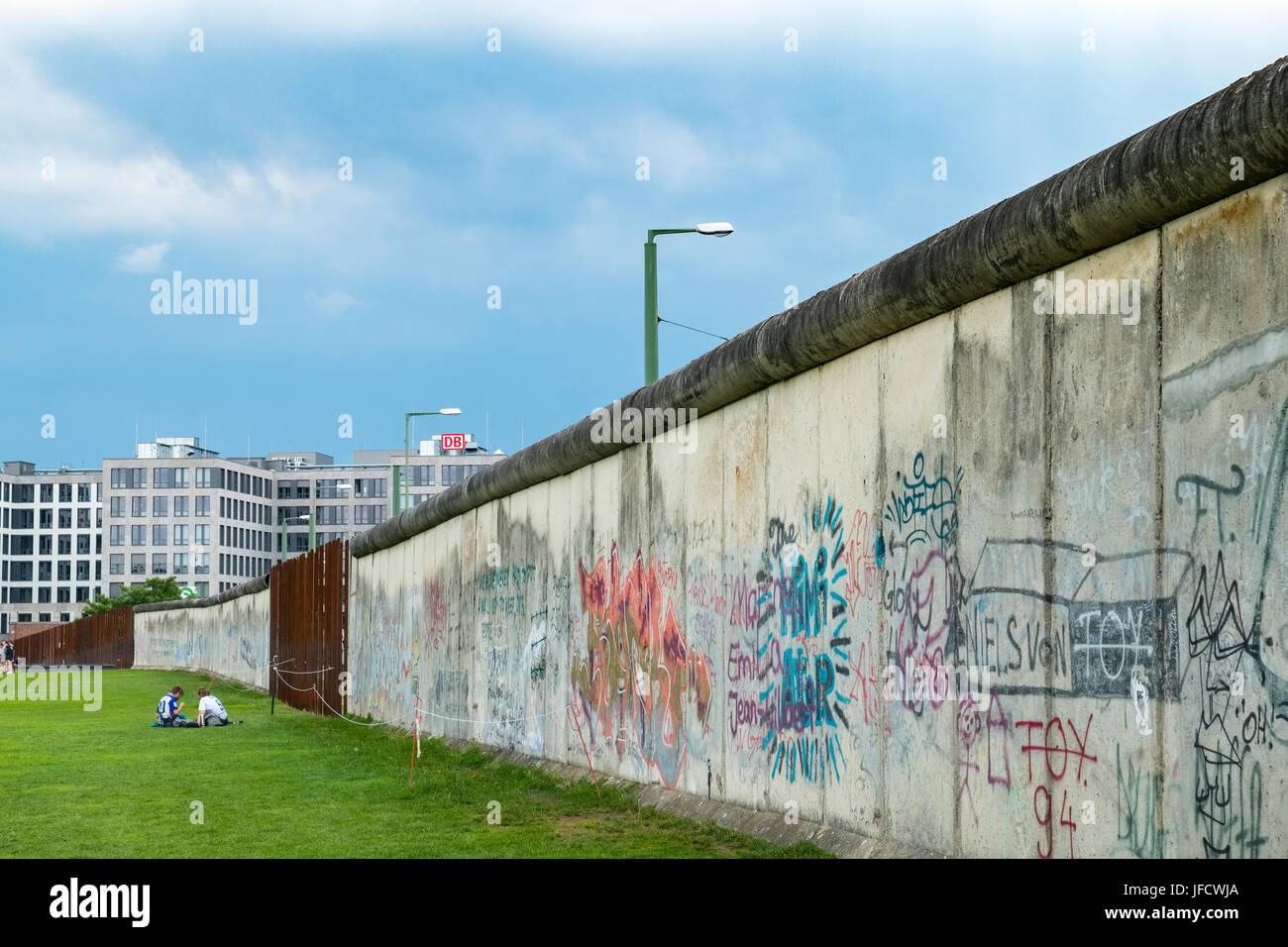 Graffiti sul muro di Berlino al Memoriale del Muro di Berlino park a Bernauer Strasse a Berlino, Germania Foto Stock