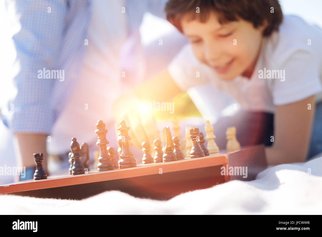 Svago intelligente. Un sincero bravo bel ragazzo che fa il suo spostarsi durante l apprendimento delle regole del gioco e godendo di molto Foto Stock