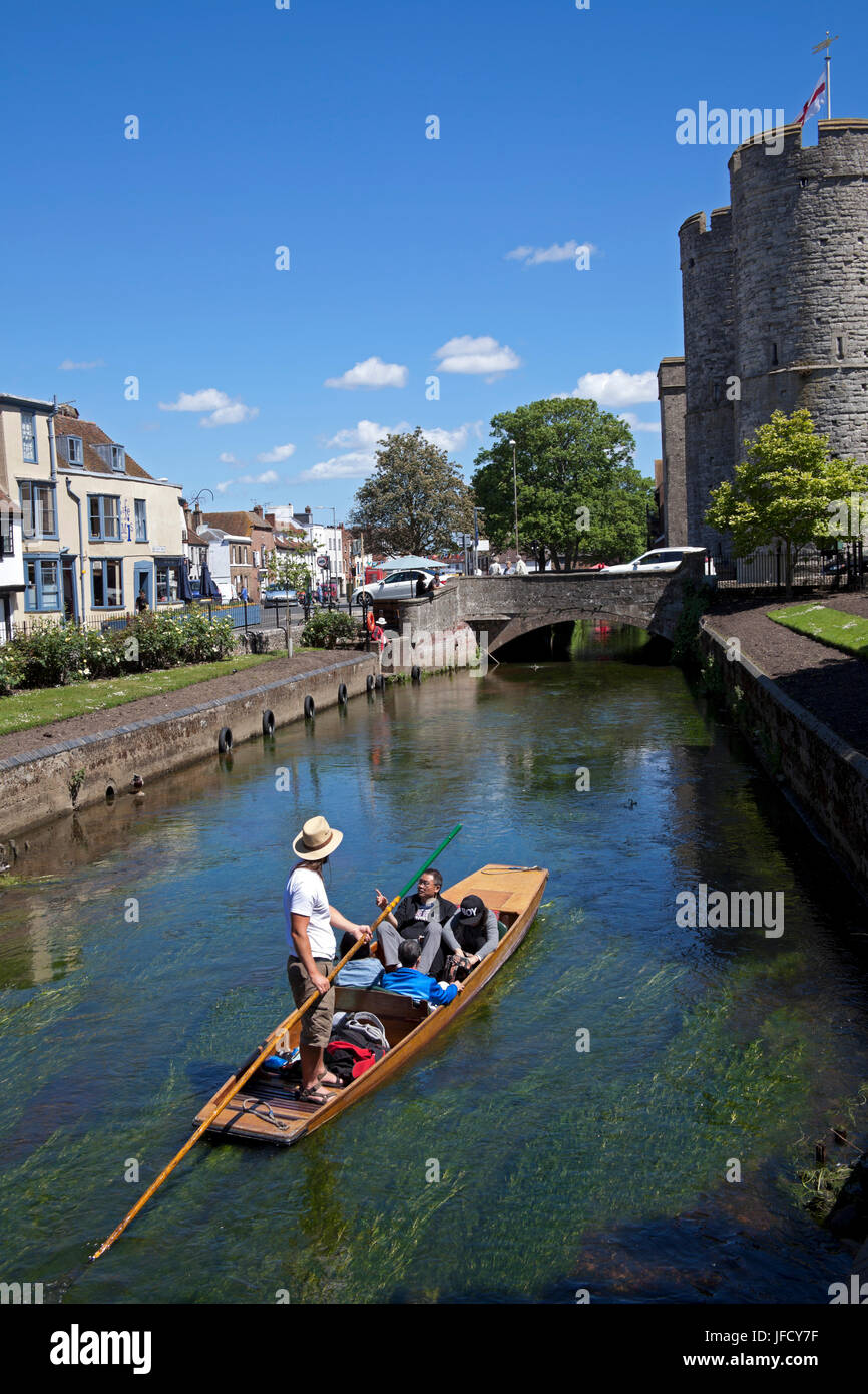 Grande Fiume Stour punt con autista a Canterbury Kent, Inghilterra Foto Stock