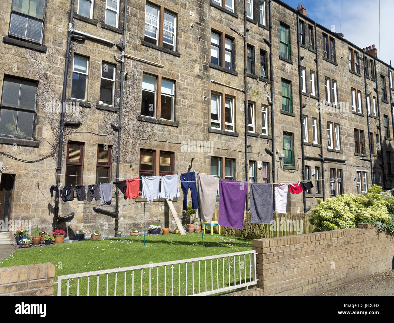 Glasgow vita tenements sfondo arenaria bionda indietro corte linea di lavaggio nella luce del sole Foto Stock